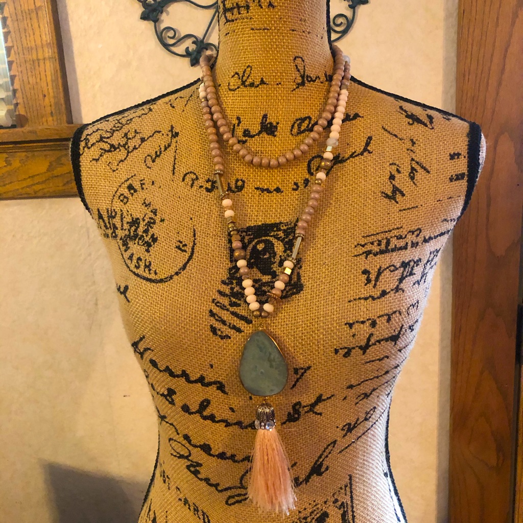Plunder Adjustable Green Pendant Necklace With Peach Tassel 10$
